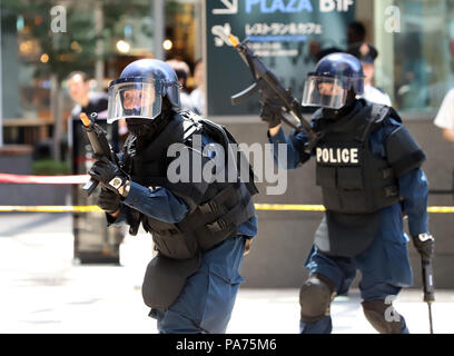 Tokio, Japan. 20. Juli 2018. SWAT-Team Mitglieder betreiben ein Schütze während eines Anti- Terrorismus übung auf der Tokyo Midtown Büro- und Einkaufskomplex in Tokio zu ergreifen, am Freitag, 20. Juli 2018. Büro, Geschäft Angestellte und Polizisten nahmen die Bohrer vor der 2020 Olympischen Spielen in Tokio. Credit: Yoshio Tsunoda/LBA/Alamy leben Nachrichten Stockfoto