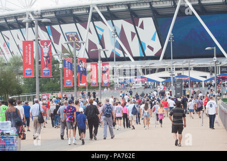 London, Großbritannien. Juli 2018 21. Große Scharen von Zuschauern an der Queen Elizabeth Stadion Anreisen zum Jubiläum Spiele an einem heißen feuchten Tag Credit: Amer ghazzal/Alamy leben Nachrichten Stockfoto