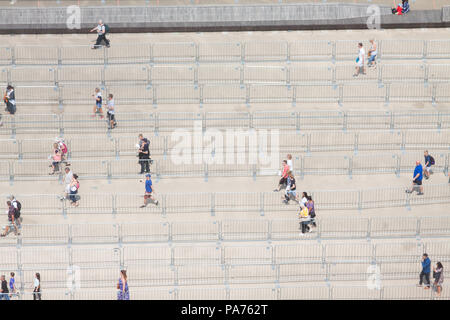 London, Großbritannien. Juli 2018 21. Einem hohen Winkel Blick hinunter auf Massen an der Queen Elizabeth Stadion Anreisen zum Jubiläum Spiele an einem heißen feuchten Tag Credit: Amer ghazzal/Alamy leben Nachrichten Stockfoto
