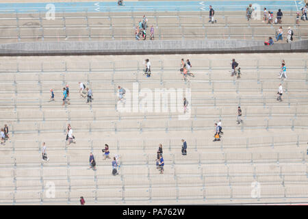 London, Großbritannien. Juli 2018 21. Einem hohen Winkel Blick hinunter auf Massen an der Queen Elizabeth Stadion Anreisen zum Jubiläum Spiele an einem heißen feuchten Tag Credit: Amer ghazzal/Alamy leben Nachrichten Stockfoto