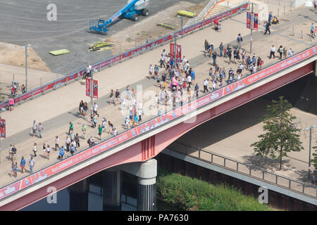 London, Großbritannien. Juli 2018 21. Einem hohen Winkel Blick hinunter auf Massen an der Queen Elizabeth Stadion Anreisen zum Jubiläum Spiele an einem heißen feuchten Tag Credit: Amer ghazzal/Alamy leben Nachrichten Stockfoto