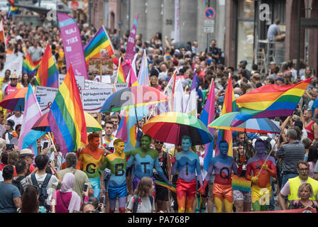 21. Juli 2018, Deutschland, Frankfurt/Main: Teilnehmer des Christopher-Street-Day (CSD)-Parade feiern auf den Straßen, gegen Homophobie und anspruchsvollen Gleichberechtigung der LGBTQ Community. Foto: Boris Roessler/dpa Quelle: dpa Picture alliance/Alamy leben Nachrichten Stockfoto