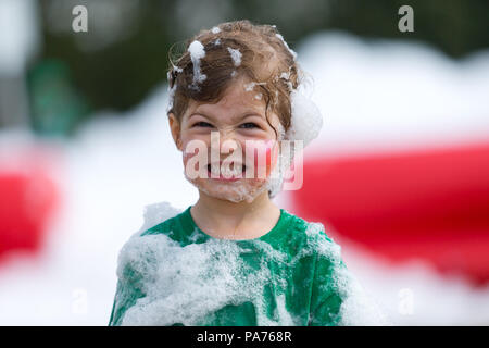 Ein junges Mädchen hat unordentlich Spaß an die NSPCC Messathon in Sandwell Valley Park, in der Nähe von Birmingham, UK. Peter Lopeman/Alamy leben Nachrichten Stockfoto