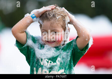 Ein junges Mädchen hat unordentlich Spaß an die NSPCC Messathon in Sandwell Valley Park, in der Nähe von Birmingham, UK. Peter Lopeman/Alamy leben Nachrichten Stockfoto