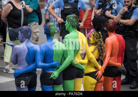 21. Juli 2018, Deutschland, Frankfurt/Main: Teilnehmer des Christopher-Street-Day (CSD)-Parade feiern auf den Straßen, gegen Homophobie und anspruchsvollen Gleichberechtigung der LGBTQ Community. Foto: Boris Roessler/dpa Quelle: dpa Picture alliance/Alamy leben Nachrichten Stockfoto