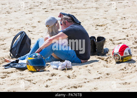 Bournemouth, Dorset, Großbritannien. Juli 2018 21. UK Wetter: heiß und sonnig in Bournemouth Strände, als Sonnenanbeter Kopf an der Küste der Sonne zu Beginn der Sommerferien zu tränken. Biker am Strand! Credit: Carolyn Jenkins/Alamy leben Nachrichten Stockfoto