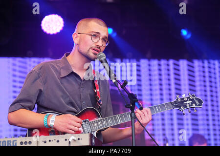 Nozstock Festival in der Nähe von Bromyard, Herefordshire, UK - Juli 2018 - Harvey Causon führt auf den Obstgarten Bühne an Tag 2 des Nozstock Festival - in diesem Jahr die Nozstock Music Festival feiert 20 Jahre - Foto Steven Mai/Alamy leben Nachrichten Stockfoto