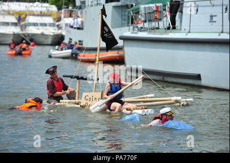 Bristol, Großbritannien. 21. Juli 2018 21/07/18. An einem sehr heißen Nachmittag fand beim Bristol Harbour Festival ein Bristol Cardboard Boat Race statt. Tausende von Menschen beobachteten vom Hafen aus. Lustiges Lachen und Aufregung fanden statt, als die Pappboote aller Größen zu Beginn ins Wasser kamen, viele fingen noch nicht einmal an und brachen mit den Wettbewerbern zusammen, die ins Wasser fielen, während die Leute überall viel Spaß hatten und lachten. Kredit: Robert Timoney/Alamy Live News Stockfoto