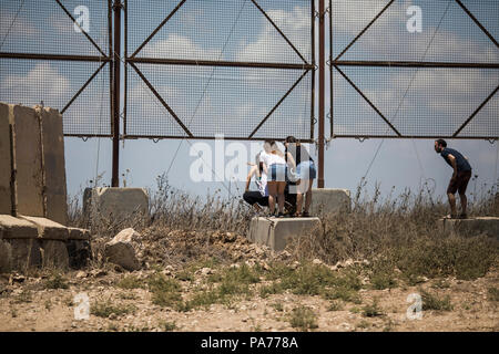 Nahal Oz, im Süden Israels, 21. Juli 2018. Israelis blicken auf den Gazastreifen von einem Aussichtspunkt in der Nähe der Grenze in Israeli-Gaza Nebi Meri, im Süden Israels, 21. Juli 2018. Die Hamas einen Waffenstillstand mit Israel im Gazastreifen erklärt hat, sagte ein Sprecher der Hamas Anfang Samstag, nach einem Tag der Gewalt, sah ein israelischer Soldat und vier Palästinenser getötet. Foto: Ilia Yefimovich/dpa Quelle: dpa Picture alliance/Alamy leben Nachrichten Stockfoto