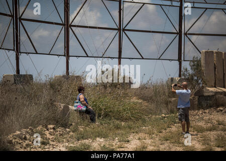 Nahal Oz, im Süden Israels, 21. Juli 2018. Israelis nehmen Erinnerungsfotos an der Israeli-Gaza Grenze in Nebi Meri, im Süden Israels, 21. Juli 2018. Die Hamas einen Waffenstillstand mit Israel im Gazastreifen erklärt hat, sagte ein Sprecher der Hamas Anfang Samstag, nach einem Tag der Gewalt, sah ein israelischer Soldat und vier Palästinenser getötet. Foto: Ilia Yefimovich/dpa Quelle: dpa Picture alliance/Alamy leben Nachrichten Stockfoto