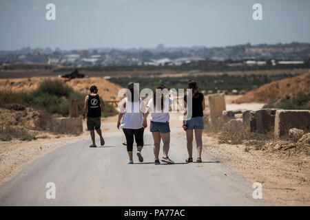 Nahal Oz, im Süden Israels, 21. Juli 2018. Die Israelis machen Sie einen Spaziergang in der Nähe der Grenze in Israeli-Gaza Nebi Meri, im Süden Israels, 21. Juli 2018. Die Hamas einen Waffenstillstand mit Israel im Gazastreifen erklärt hat, sagte ein Sprecher der Hamas Anfang Samstag, nach einem Tag der Gewalt, sah ein israelischer Soldat und vier Palästinenser getötet. Foto: Ilia Yefimovich/dpa Quelle: dpa Picture alliance/Alamy leben Nachrichten Stockfoto