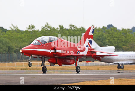 Rote Pfeile, Farnborough International Airshow, Flughafen Farnborough, Hampshire, UK, 20. Juli 2018, Foto von Richard Goldschmidt Credit: Rich Gold/Alamy leben Nachrichten Stockfoto