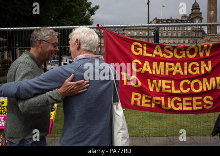 Glasgow, Schottland, am 21. Juli 2018. Eine Gegendemonstration von United gegen Facism Unterstützer, während eines Protestes von der extremen Rechten schottischen Defence League, George Square, Glasgow, Schottland. Der berittenen Polizei und Polizisten mit Hunden die zwei getrennten Gruppen wie die schottischen Defence League vertreten Ihre Anti-immigrant Rhetorik und beschuldigt die Einwanderer der laufenden Pflege banden. Bild: alamy Nachrichten. Stockfoto