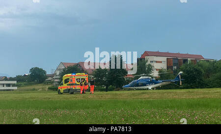 Slovenska Bistrica, 21. Juli 2018: Sanitäter Hand über Patienten zu Polizei Hubschrauber für Not Antenne Transport zum Krankenhaus. Krankenwagen Auto mit blinkenden Lichtern. Live-Nachrichten. Credit: Andrej Safaric/Alamy leben Nachrichten Stockfoto