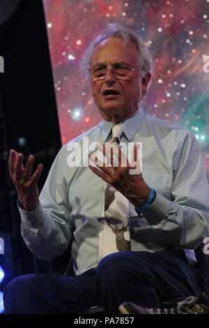 Jodrell Bank, Cheshire, UK. 21. Juli 2018. Professor Richard Dawkins im Gespräch mit Professor Jim Al-Khalili in Bezug auf sein neuestes Buch Wissenschaft in der Seele im Bluedot Festival 2018. Foto: Simon Newbury/Alamy leben Nachrichten Stockfoto