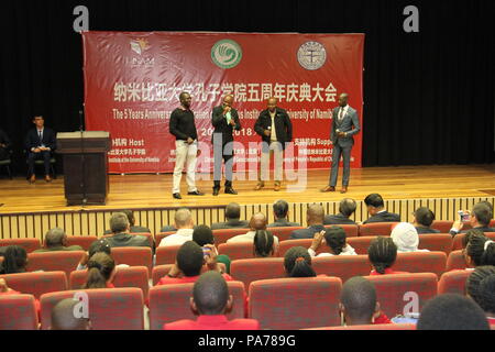 (180721) - Windhoek, 21. Juli 2018 (Xinhua) - Namibische Künstler singen chinesische Song am 5. Jahrestag Feier des Konfuzius Institut (CI) an der Universität von Namibia in Windhoek, der Hauptstadt von Namibia, am 20. Juli 2018. (Xinhua / Wu Changwei) (WTC) Stockfoto