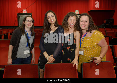 Bellmore, New York, USA. 18 Juli, 2018. Bellmore, New York, USA. Juli 18, 2018. L-R, STEPHANIE DONNELLY, Regisseur und Autor von kurzen Film die Abenteuer von Penny Patterson; AJNA JAI, Schauspieler spielen Penny Patterson; BETHANIEN NICOLE TAYLOR, Hauptdarstellerin in kurzer Film Joe; und SHARA ASHLEY ZEIGER, Produzent und Autor von Film Joe, Chat, nachdem der letzte Block der Filme bei LIIFE 2018, der Long Island International Film Expo. Die Komödie, sci-fi, Frau gerichtet, NYU Diplomarbeit kurzer Film über Penny Patterson wurde bei LIIFE für Best Student Film nominiert und hat einen Juli 21 Screening sched Stockfoto