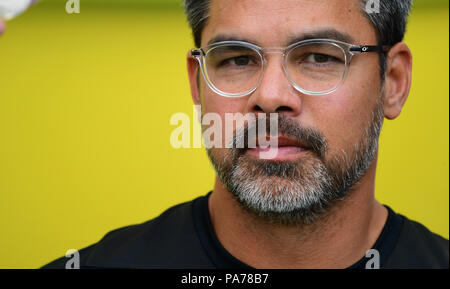 Essen, Deutschland. 21. Juli 2018. Fussball: Test Matches, Internationale blitz Turnier bei Rot-Weiss Essen: Huddersfield Town Head Coach David Wagner seine Mannschaft zu beobachten. Credit: Ina Faßbender/dpa/Alamy leben Nachrichten Stockfoto