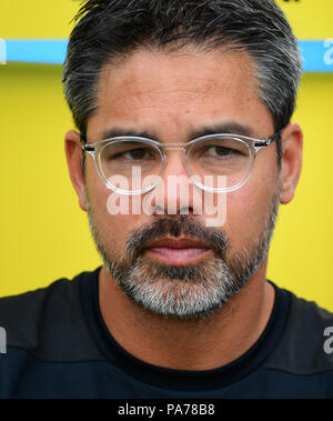 Essen, Deutschland. 21. Juli 2018. Fussball: Test Matches, Internationale blitz Turnier bei Rot-Weiss Essen: Huddersfield Town Head Coach David Wagner seine Mannschaft zu beobachten. Credit: Ina Faßbender/dpa/Alamy leben Nachrichten Stockfoto