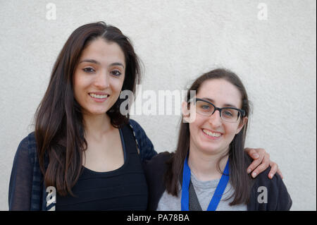 Bellmore, New York, USA. 18 Juli, 2018. Bellmore, New York, USA. Juli 18, 2018. L-R, AJNA JAI, Schauspieler spielen Titel Charakter der Abenteuer von Penny Patterson, und STEPHANIE DONNELLY, Regisseur und Autor des Kurzfilms, posieren, bevor der Film Bilder während der letzten Block der Filme bei LIIFE 2018, der Long Island International Film Expo. Die Komödie, sci-fi, Frau gerichtet, NYU Diplomarbeit Kurzfilm wurde bei LIIFE für Best Student Film nominiert, und ist das Screening 21. Juli auf der San Diego Comic-Con International Independent Film Festival, CCI-IFF 2018, in Kalifornien. (Credit Bild Stockfoto