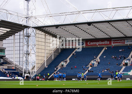 Deepdale, Preston, UK. 21. Juli 2018. Vor Jahreszeit Fußball freundlich, Preston North End gegen West Ham United; Die Preston Spieler kommen, die für die Warm up Credit: Aktion plus Sport/Alamy leben Nachrichten Stockfoto