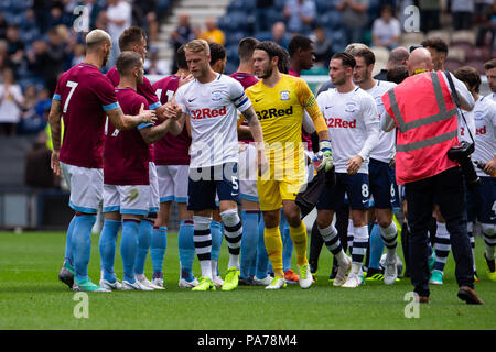 Deepdale, Preston, UK. 21. Juli 2018. Vor Jahreszeit Fußball freundlich, Preston North End gegen West Ham United; die Spieler Hände schütteln Pre match Credit: Aktion plus Sport/Alamy leben Nachrichten Stockfoto