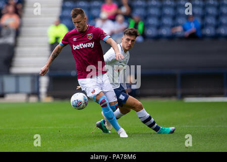 Deepdale, Preston, UK. 21. Juli 2018. Vor Jahreszeit Fußball freundlich, Preston North End gegen West Ham United; Josh Cullen von West Ham Utd dreht sich innen mit dem Ball Credit: Aktion plus Sport/Alamy leben Nachrichten Stockfoto