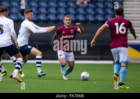 Deepdale, Preston, UK. 21. Juli 2018. Vor Jahreszeit Fußball freundlich, Preston North End gegen West Ham United; Jack Wilshere passt den Ball zu Mark Noble West Ham Utd Credit: Aktion plus Sport/Alamy leben Nachrichten Stockfoto