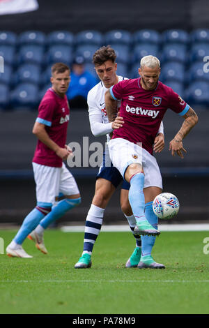 Deepdale, Preston, UK. 21. Juli 2018. Vor Jahreszeit Fußball freundlich, Preston North End gegen West Ham United; Marko Arnautovic West Ham Utd steuert die Kugel Credit: Aktion plus Sport/Alamy leben Nachrichten Stockfoto