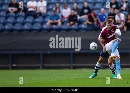 Deepdale, Preston, UK. 21. Juli 2018. Vor Jahreszeit Fußball freundlich, Preston North End gegen West Ham United; Josh Cullen von West Ham Utd bringt und verteidigt die Kugel Credit: Aktion plus Sport/Alamy leben Nachrichten Stockfoto