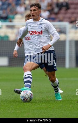 Deepdale, Preston, UK. 21. Juli 2018. Vor Jahreszeit Fußball freundlich, Preston North End gegen West Ham United; Josh Graf von Preston North End steuert die Kugel Credit: Aktion plus Sport/Alamy leben Nachrichten Stockfoto