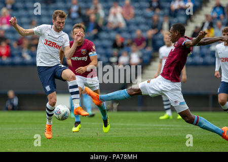 Deepdale, Preston, UK. 21. Juli 2018. Vor Jahreszeit Fußball freundlich, Preston North End gegen West Ham United; Darnell Fisher von Preston North End angepackt wird, Credit: Aktion plus Sport/Alamy leben Nachrichten Stockfoto