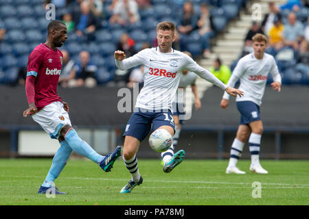 Deepdale, Preston, UK. 21. Juli 2018. Vor Jahreszeit Fußball freundlich, Preston North End gegen West Ham United; Daryl Horgan von Preston North End Blocks ein Abstand Credit: Aktion plus Sport/Alamy leben Nachrichten Stockfoto