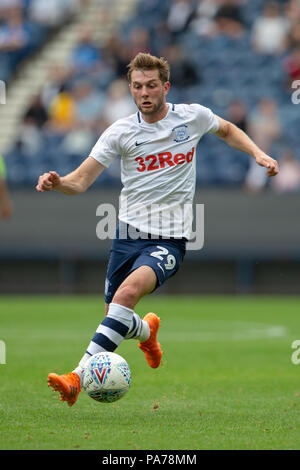 Deepdale, Preston, UK. 21. Juli 2018. Vor Jahreszeit Fußball freundlich, Preston North End gegen West Ham United; Tom Barkhuizen von Preston North End steuert die Kugel Credit: Aktion plus Sport/Alamy leben Nachrichten Stockfoto