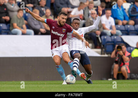 Deepdale, Preston, UK. 21. Juli 2018. Vor Jahreszeit Fußball freundlich, Preston North End gegen West Ham United; Robert Snodgrass West Ham Utd in Angriff genommen wird, wie er versucht zu Credit Pass: Aktion plus Sport/Alamy leben Nachrichten Stockfoto