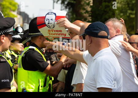 Cambridge, Großbritannien. Juli 2018 21. "Freie Tommy Robinson' Protest zur Unterstützung der ehemaligen EDL leader Tommy Robinson und gegen den Protest von der Cambridge tand bis zu Rassismus" Gruppe in der Nähe der Mühle Straße und Parker's Piece. CamNews/Alamy leben Nachrichten Stockfoto