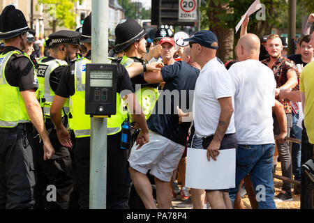 Cambridge, Großbritannien. Juli 2018 21. "Freie Tommy Robinson' Protest zur Unterstützung der ehemaligen EDL leader Tommy Robinson und gegen den Protest von der Cambridge tand bis zu Rassismus" Gruppe in der Nähe der Mühle Straße und Parker's Piece. CamNews/Alamy leben Nachrichten Stockfoto