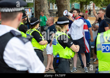 Cambridge, Großbritannien. Juli 2018 21. "Freie Tommy Robinson' Protest zur Unterstützung der ehemaligen EDL leader Tommy Robinson und gegen den Protest von der Cambridge tand bis zu Rassismus" Gruppe in der Nähe der Mühle Straße und Parker's Piece. CamNews/Alamy leben Nachrichten Stockfoto