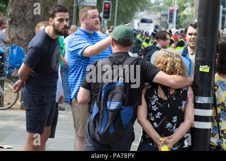 Cambridge, Großbritannien. Juli 2018 21. "Freie Tommy Robinson' Protest zur Unterstützung der ehemaligen EDL leader Tommy Robinson und gegen den Protest von der Cambridge tand bis zu Rassismus" Gruppe in der Nähe der Mühle Straße und Parker's Piece. CamNews/Alamy leben Nachrichten Stockfoto