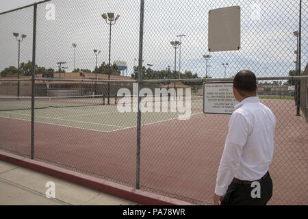 Visalia, Kalifornien, USA. 18 Juli, 2018. Fresno County Staatsanwalt, Andrew Janz Touren der Campus von seiner High School, Redwood High School, in Visalia, Kalifornien, am 18. Juli 2018. Janz, ein Demokrat, ist herausfordernd, Devin Nunes (R-CA) in der Kalifornien 22 Kongreßbezirk Wahl im November. Credit: Alex Edelman/ZUMA Draht/Alamy leben Nachrichten Stockfoto