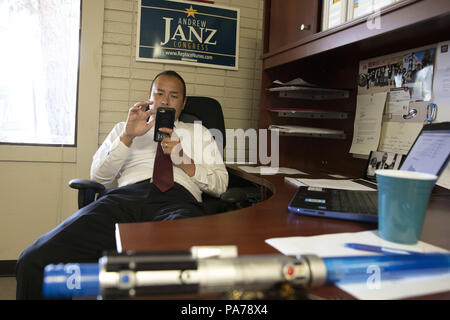 Fresno, Kalifornien, USA. 18 Juli, 2018. Fresno County Staatsanwalt, Andrew Janz schaut auf sein Handy in seiner Kampagne Büro in Fresno, Kalifornien am 18. Juli 2018. Janz, ein Demokrat, ist herausfordernd, Devin Nunes (R-CA) in der Kalifornien 22 Kongreßbezirk Wahl im November. Das lichtschwert auf seinem Schreibtisch war ein Geschenk von einem Kampagne Freiwilligen nach Janz eine Spende von Schauspieler Mark Hamel erhielt, die Luke Skywalker im original Star Wars Trilogie gespielt. Credit: Alex Edelman/ZUMA Draht/Alamy leben Nachrichten Stockfoto