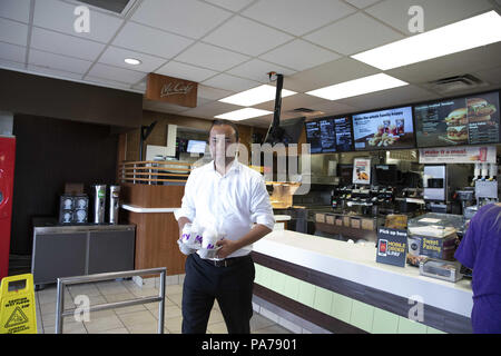 Visalia, Kalifornien, USA. 18 Juli, 2018. Fresno County Staatsanwalt, Andrew Janz, nimmt Essen in einem McDonalds Restaurant, wo er einmal auf dem Weg zu einer Wahlkampfveranstaltung in Visalia, Kalifornien, am 18. Juli 2018 arbeitete. Janz, ein Demokrat, ist herausfordernd, Devin Nunes (R-CA) in der Kalifornien 22 Kongreßbezirk Wahl im November. Credit: Alex Edelman/ZUMA Draht/Alamy leben Nachrichten Stockfoto