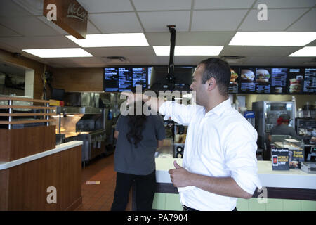 Visalia, Kalifornien, USA. 18 Juli, 2018. Fresno County Staatsanwalt, Andrew Janz, spricht seine Erfahrung an diesem McDonalds Restaurant arbeiten mit Kampagne Mitarbeiter wie Sie aufhören, Essen auf dem Weg zu einer Wahlkampfveranstaltung in Visalia, Kalifornien, am 18. Juli 2018 aufzuheben. Janz, ein Demokrat, ist herausfordernd, Devin Nunes (R-CA) in der Kalifornien 22 Kongreßbezirk Wahl im November. Credit: Alex Edelman/ZUMA Draht/Alamy leben Nachrichten Stockfoto