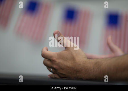 Visalia, Kalifornien, USA. 18 Juli, 2018. Fresno County Staatsanwalt, Andrew Janz, Gespräche mit einem Reporter an seinem Visalia Field Office in Visalia, Kalifornien, am 18. Juli 2018. Janz, ein Demokrat, ist herausfordernd, Devin Nunes (R-CA) in der Kalifornien 22 Kongreßbezirk Wahl im November. Credit: Alex Edelman/ZUMA Draht/Alamy leben Nachrichten Stockfoto