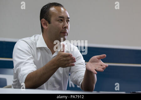 Visalia, Kalifornien, USA. 18 Juli, 2018. Fresno County Staatsanwalt, Andrew Janz, Gespräche mit einem Reporter an seinem Visalia Field Office in Visalia, Kalifornien, am 18. Juli 2018. Janz, ein Demokrat, ist herausfordernd, Devin Nunes (R-CA) in der Kalifornien 22 Kongreßbezirk Wahl im November. Credit: Alex Edelman/ZUMA Draht/Alamy leben Nachrichten Stockfoto