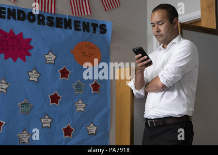 Visalia, Kalifornien, USA. 18 Juli, 2018. Fresno County Staatsanwalt, Andrew Janz, schaut auf sein Handy an seinem Visalia Field Office in Visalia, Kalifornien, am 18. Juli 2018. Janz, ein Demokrat, ist herausfordernd, Devin Nunes (R-CA) in der Kalifornien 22 Kongreßbezirk Wahl im November. Credit: Alex Edelman/ZUMA Draht/Alamy leben Nachrichten Stockfoto