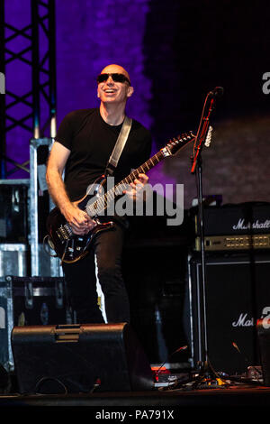 Pavia, Italien, 20. Juli 2018 Gitarrist Joe Satriani führt auf der Bühne im Castello Visconteo, für seine Was passiert nächste Tour 2018 - Valeria Portinari Alamy leben Nachrichten Stockfoto