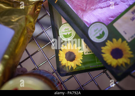Abbildung - 16. Juli 2018, Deutschland, Berlin: Die Nicht-GVO-Label ist auf den Packungen von Fleisch einen Bio-supermarkt gedruckt. Foto: Gregor Fischer/dpa Stockfoto