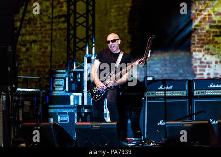 Pavia, Italien, 20. Juli 2018 Gitarrist Joe Satriani führt auf der Bühne im Castello Visconteo, für seine Was passiert nächste Tour 2018 - Valeria Portinari Alamy leben Nachrichten Stockfoto