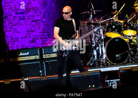 Pavia, Italien, 20. Juli 2018 Gitarrist Joe Satriani führt auf der Bühne im Castello Visconteo, für seine Was passiert nächste Tour 2018 - Valeria Portinari Alamy leben Nachrichten Stockfoto